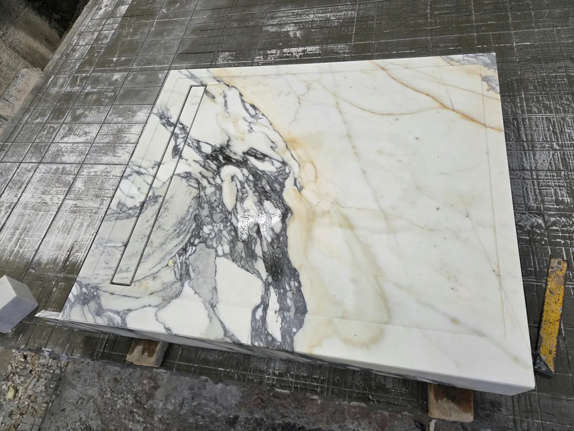 Elemento in marmo su misura in laboratorio, vista 3